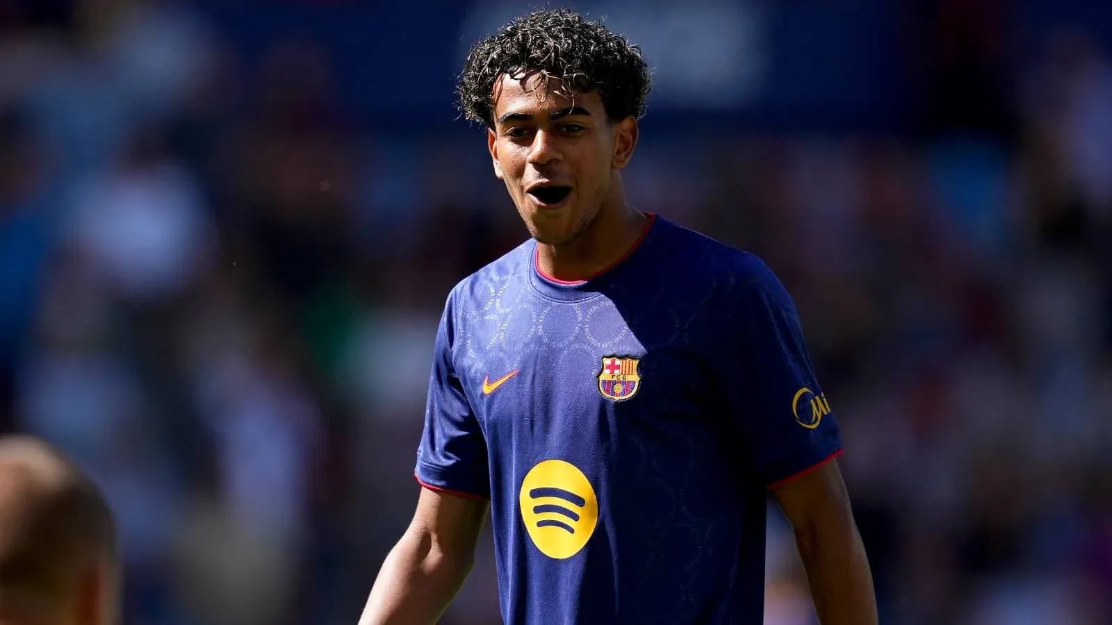 Joueur de Barcelone en action sur le terrain Joueur de Barcelone en action sur le terrain