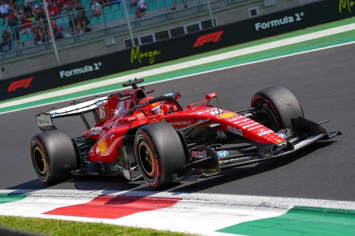 Voiture de F1 Ferrari en action sur circuit Voiture de F1 Ferrari en action sur circuit