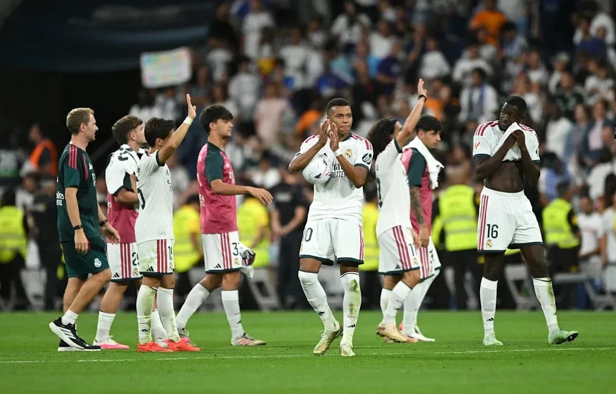 Joueurs du Real Madrid saluant les supporters après le match Joueurs du Real Madrid saluant les supporters après le match