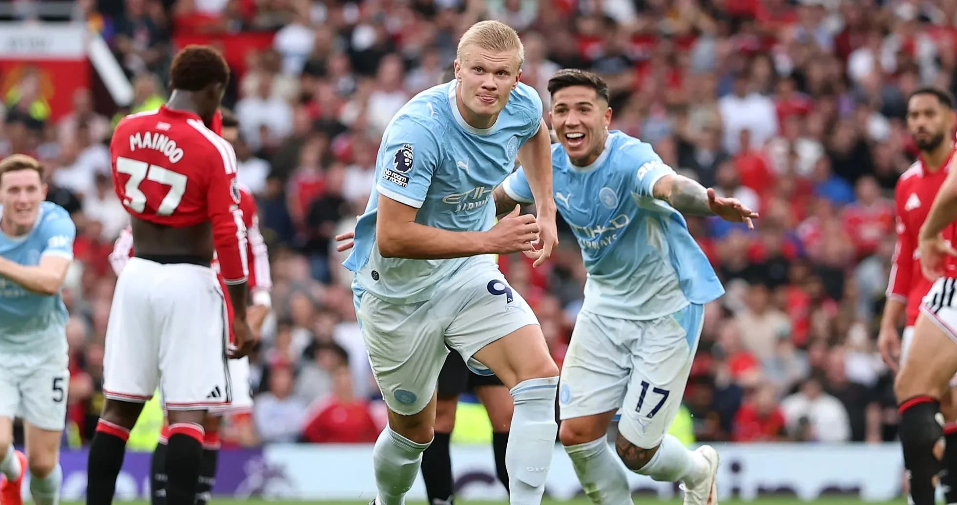 Joueurs de Manchester City célébrant un but marqué Joueurs de Manchester City célébrant un but marqué
