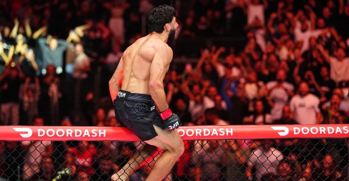 L'athlète célèbre sa victoire dans la cage L'athlète célèbre sa victoire dans la cage