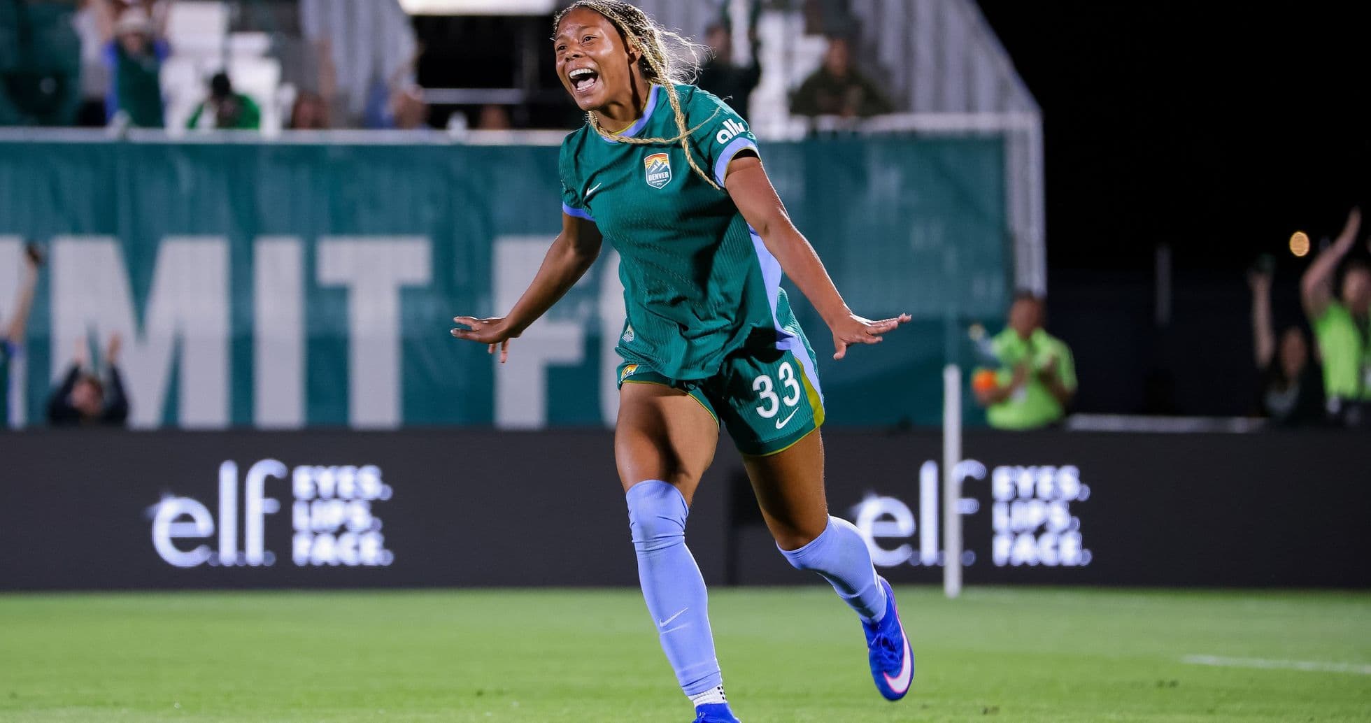 Joueuse célébrant un but lors d'un match de soccer Joueuse célébrant un but lors d'un match de soccer