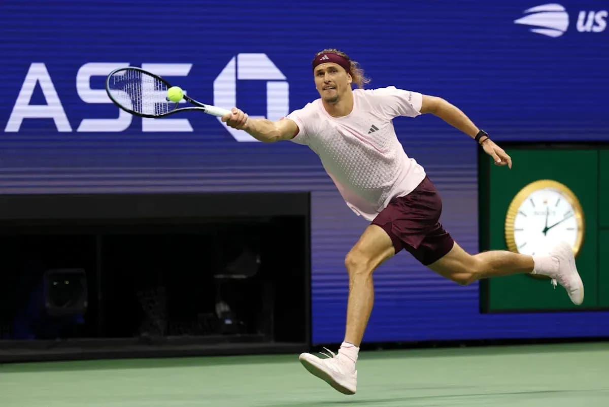 Joueur de tennis en train de frapper une balle Joueur de tennis en train de frapper une balle