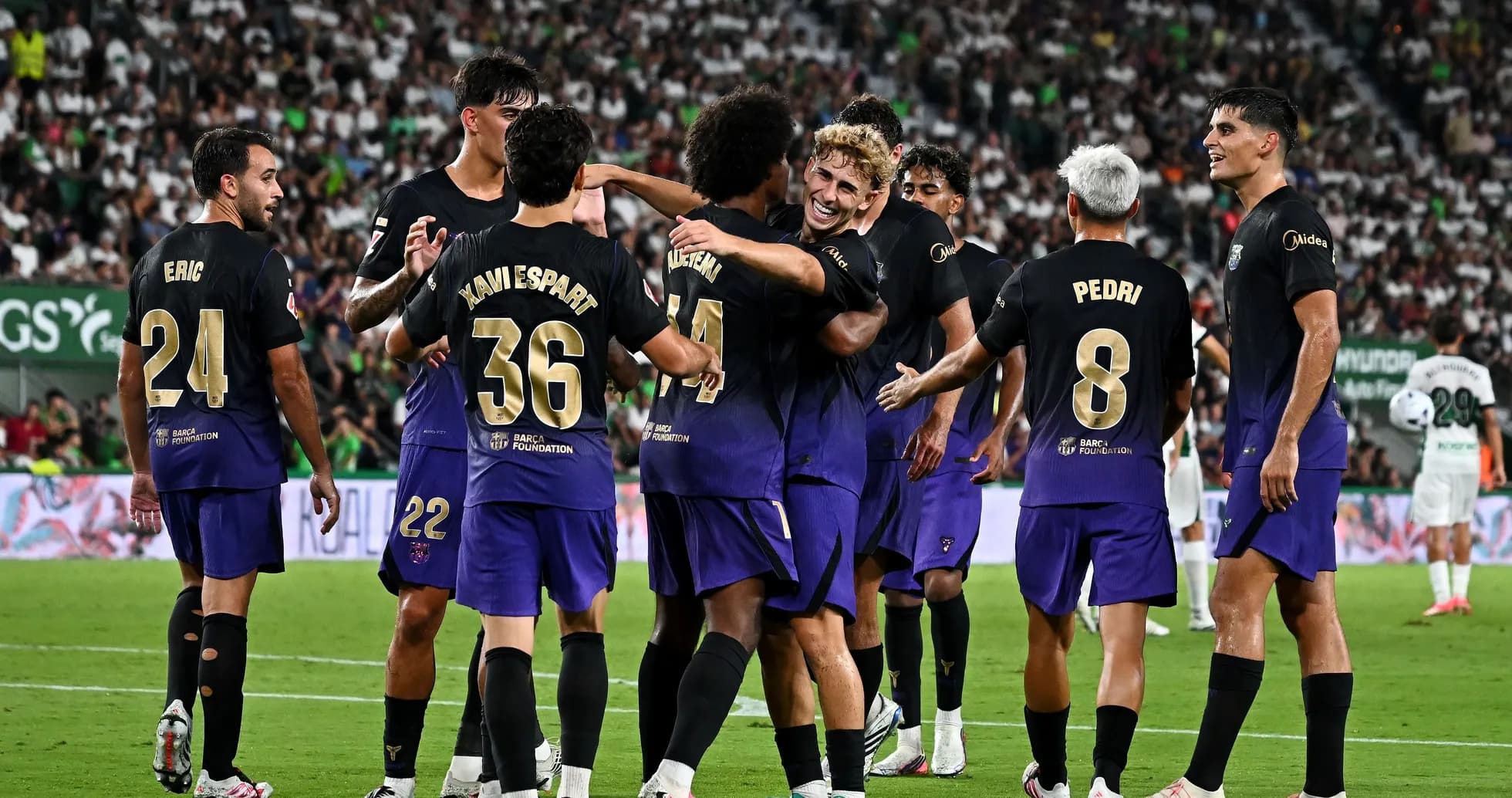 Joueurs de l'équipe célébrant un but ensemble Joueurs de l'équipe célébrant un but ensemble
