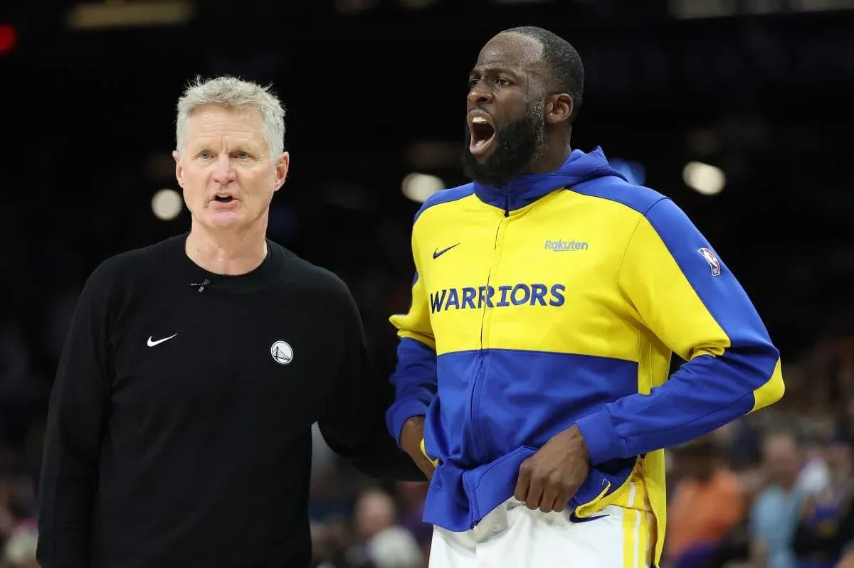 Entraîneur parlant avec joueur des Warriors sur le terrain Entraîneur parlant avec joueur des Warriors sur le terrain