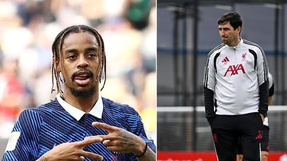 Joueur en maillot gesticulant et entraîneur en tenue d'entraînement Joueur en maillot gesticulant et entraîneur en tenue d'entraînement