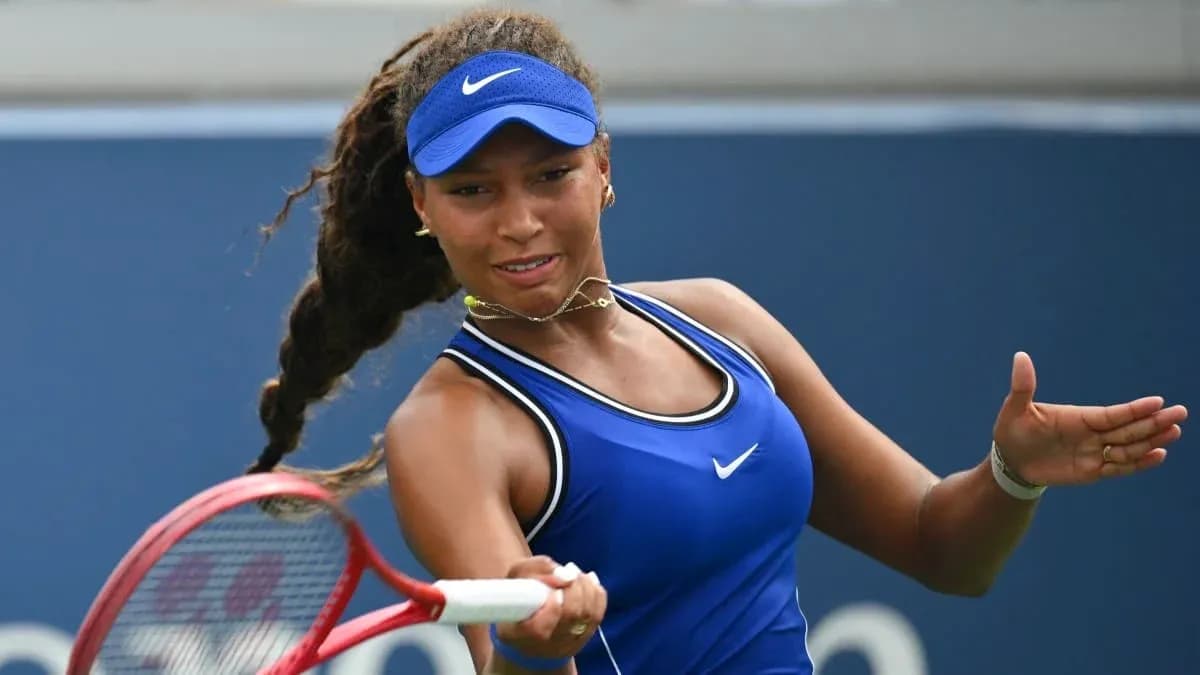 Joueuse de tennis en action sur le court Joueuse de tennis en action sur le court