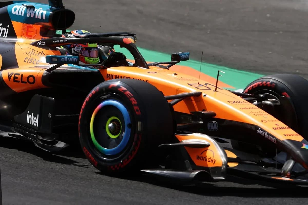 Voiture de Formule 1 McLaren en pleine course Voiture de Formule 1 McLaren en pleine course
