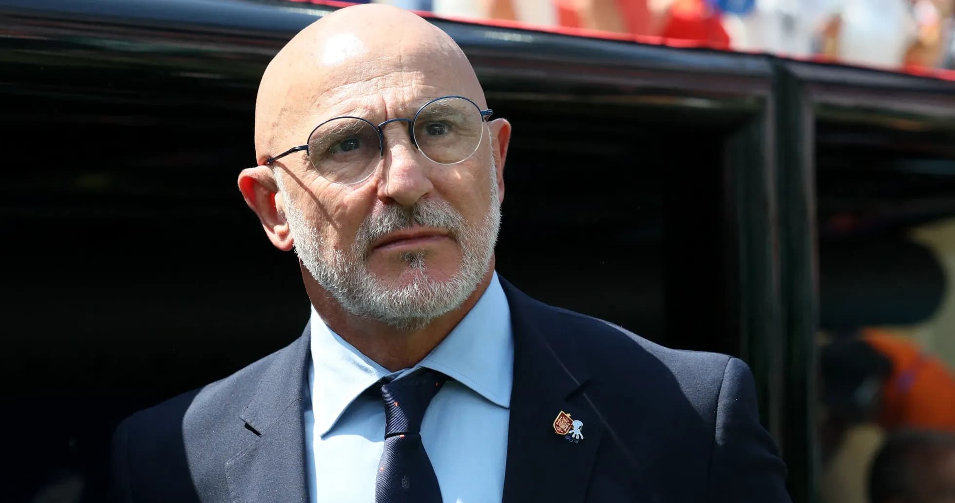 Entraîneur observant le match depuis le banc Entraîneur observant le match depuis le banc