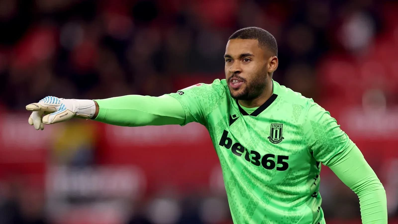 Gardien de but de Stoke City en action Gardien de but de Stoke City en action