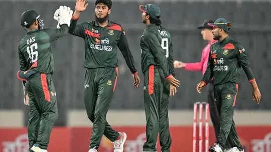 Joueurs de cricket du Bangladesh célébrant un wicket Joueurs de cricket du Bangladesh célébrant un wicket