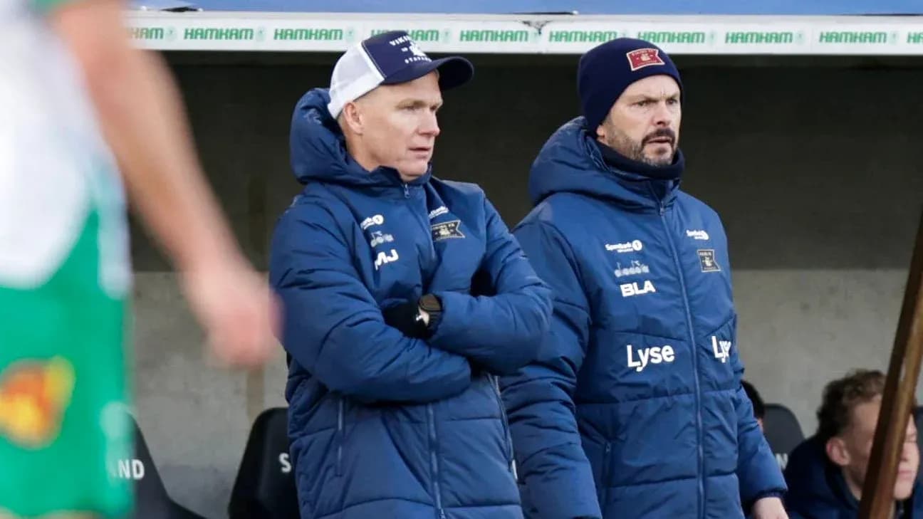 Deux entraîneurs observant le match depuis le banc Deux entraîneurs observant le match depuis le banc