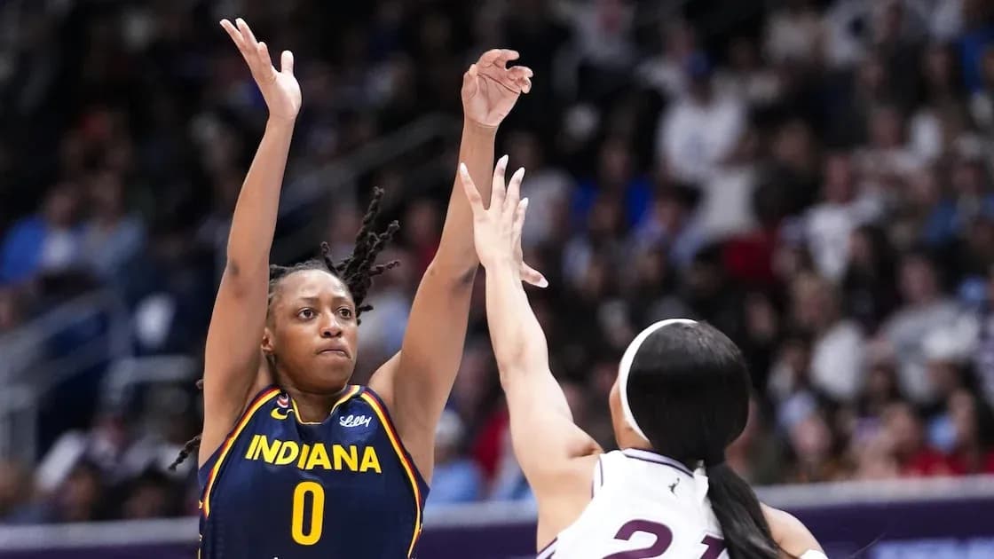 Joueuse d'Indiana tirant au basket contre une défenseuse Joueuse d'Indiana tirant au basket contre une défenseuse