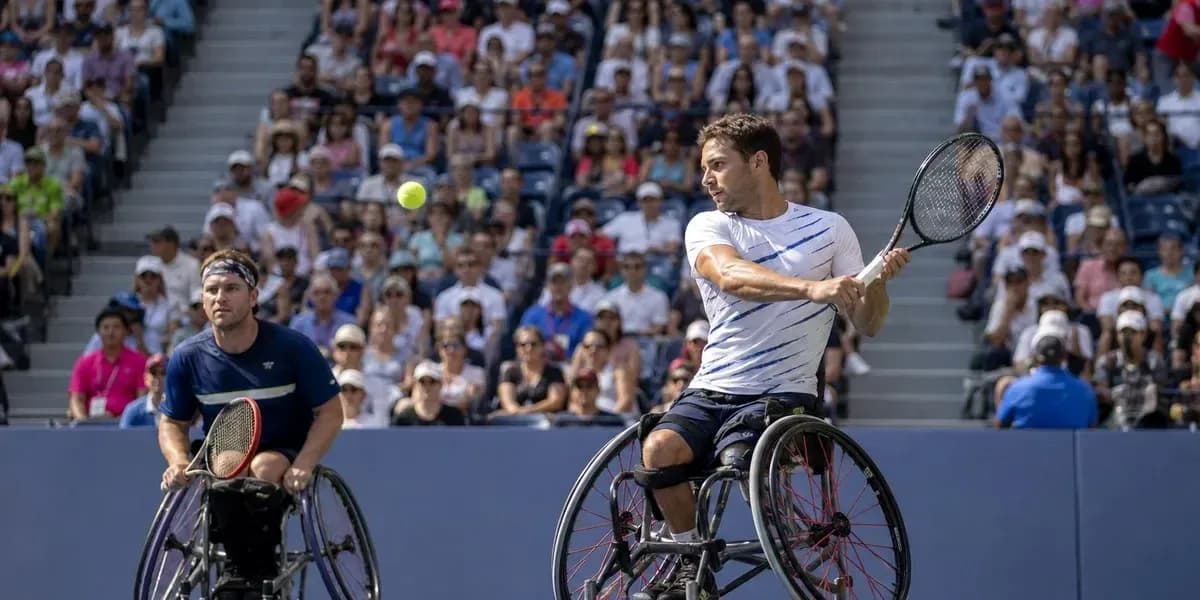 Joueurs de tennis en fauteuil roulant sur le court Joueurs de tennis en fauteuil roulant sur le court