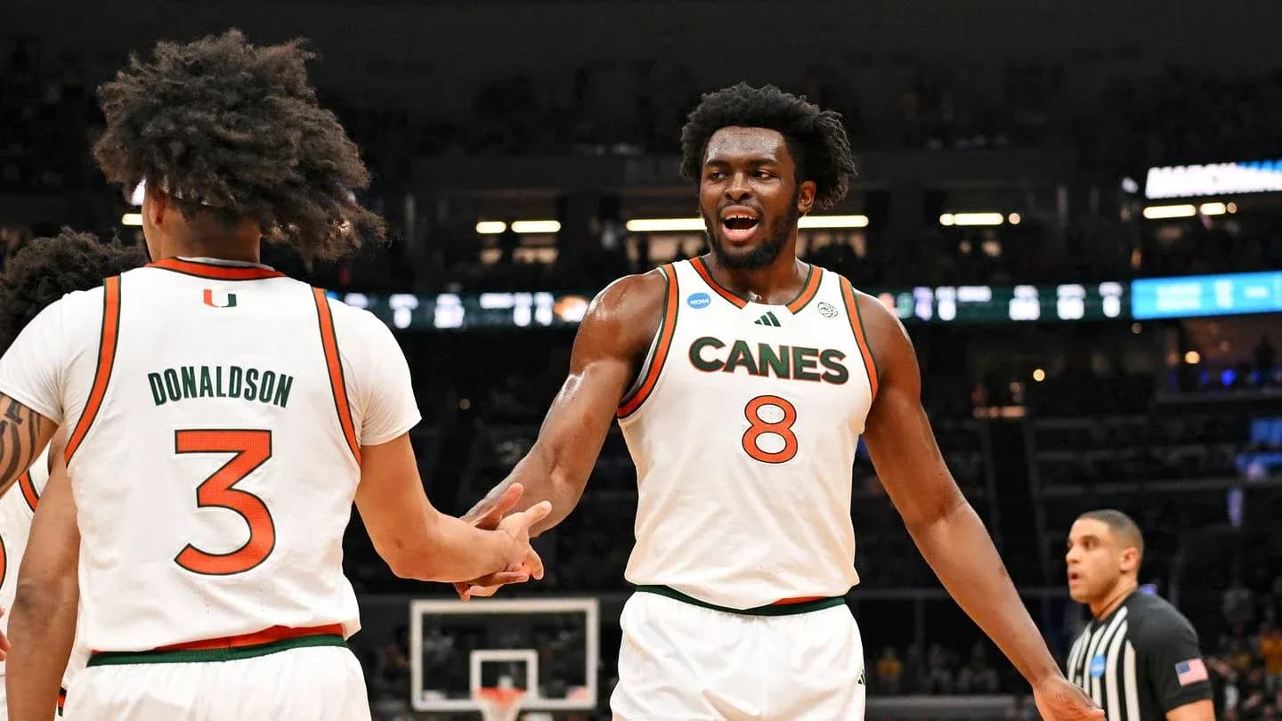 Deux joueurs de Miami se félicitant sur le terrain Deux joueurs de Miami se félicitant sur le terrain