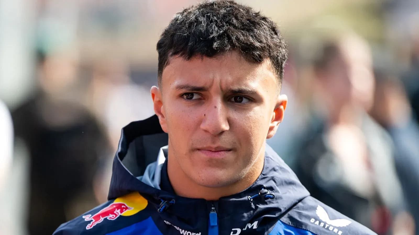Pilote en tenue de course avant un événement Pilote en tenue de course avant un événement