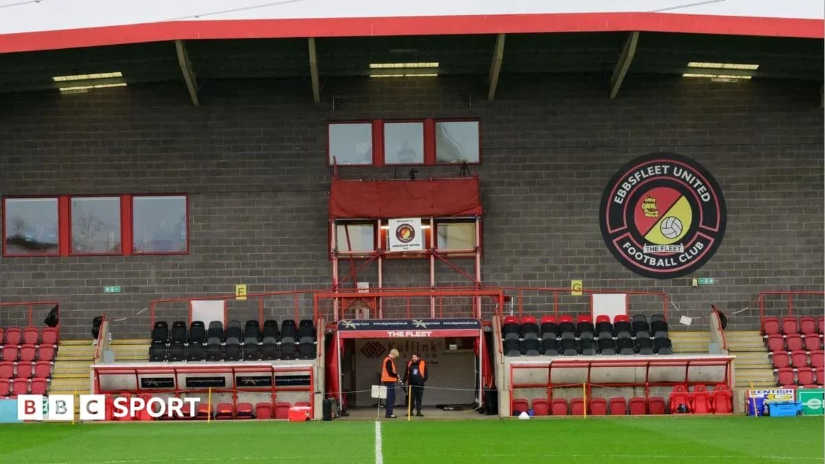 Tribune du stade d'Ebbsfleet United avec logo Tribune du stade d'Ebbsfleet United avec logo