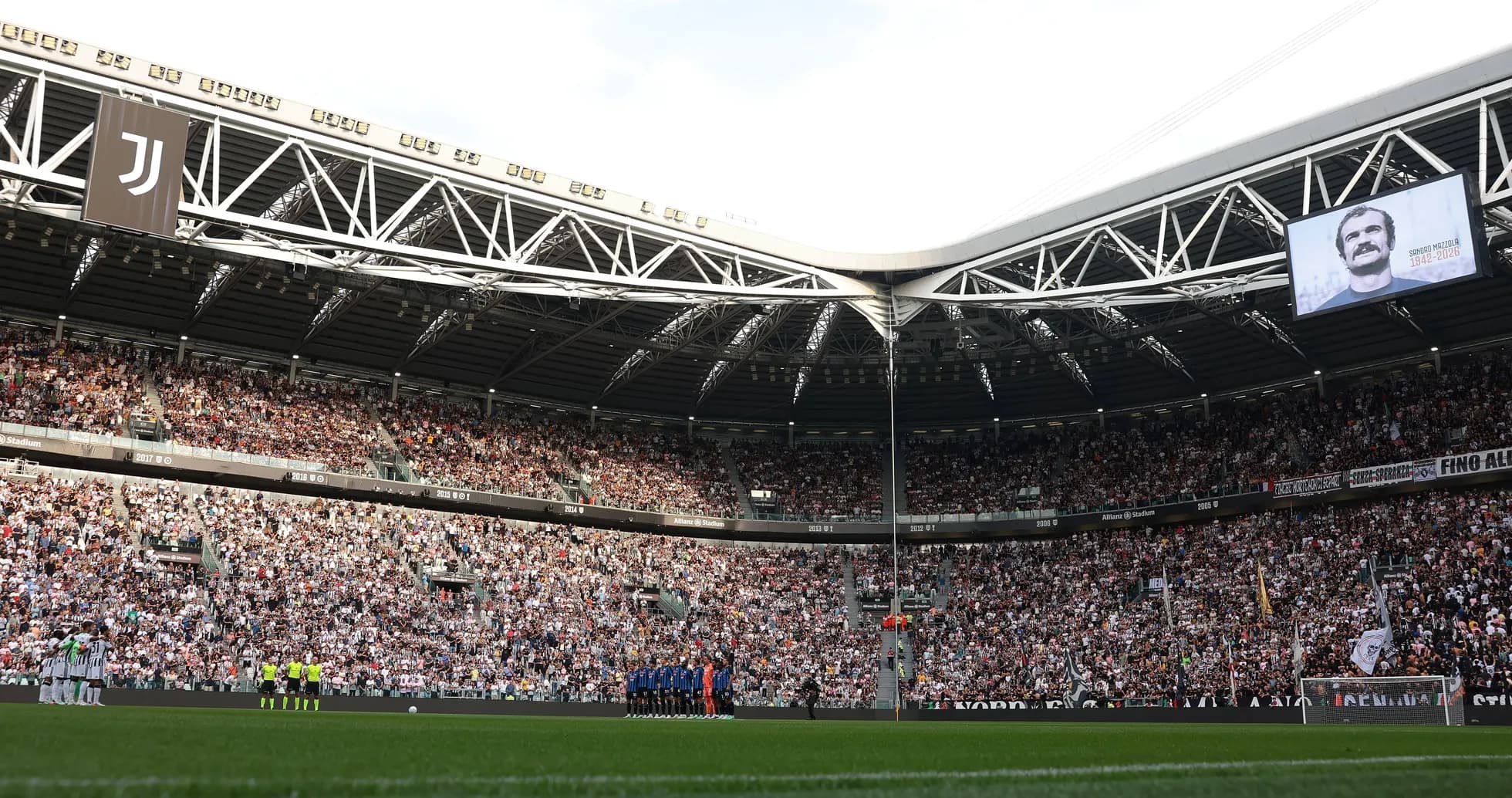 Joueurs en formation devant un stade plein Joueurs en formation devant un stade plein
