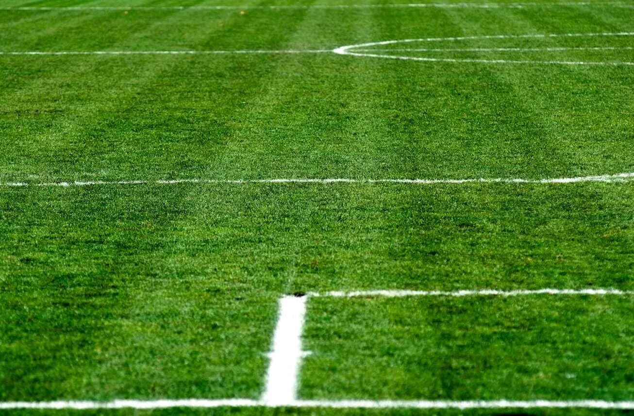Pelouse de football avec lignes blanches marquées Pelouse de football avec lignes blanches marquées
