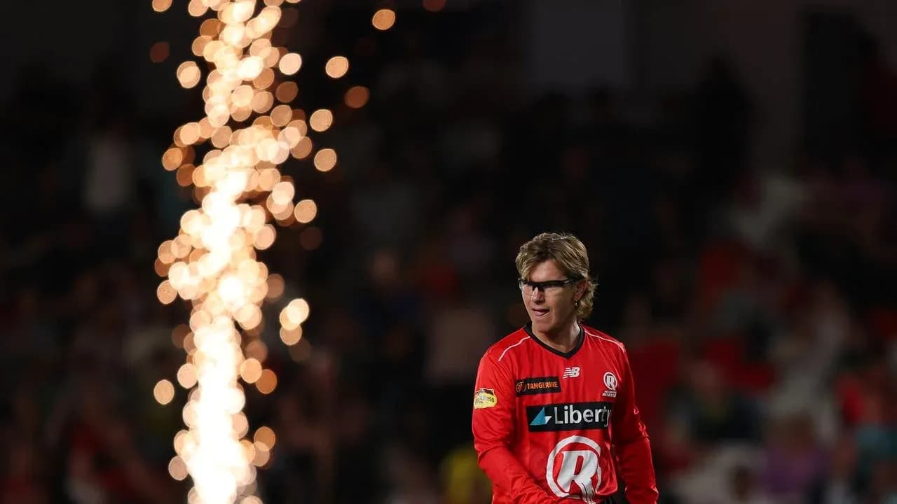 Joueur avec lunettes sur le terrain, feux d'artifice en arrière-plan Joueur avec lunettes sur le terrain, feux d'artifice en arrière-plan