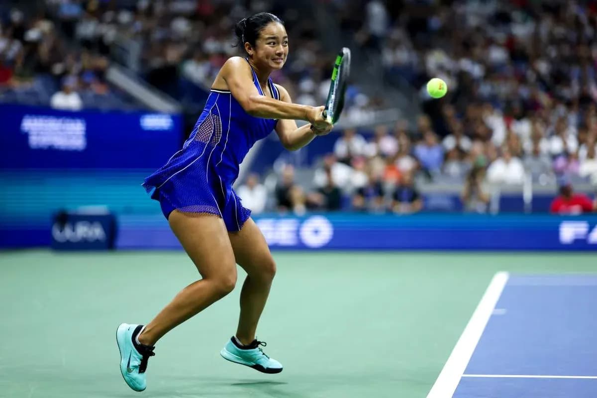 Joueuse de tennis frappant une balle en match Joueuse de tennis frappant une balle en match