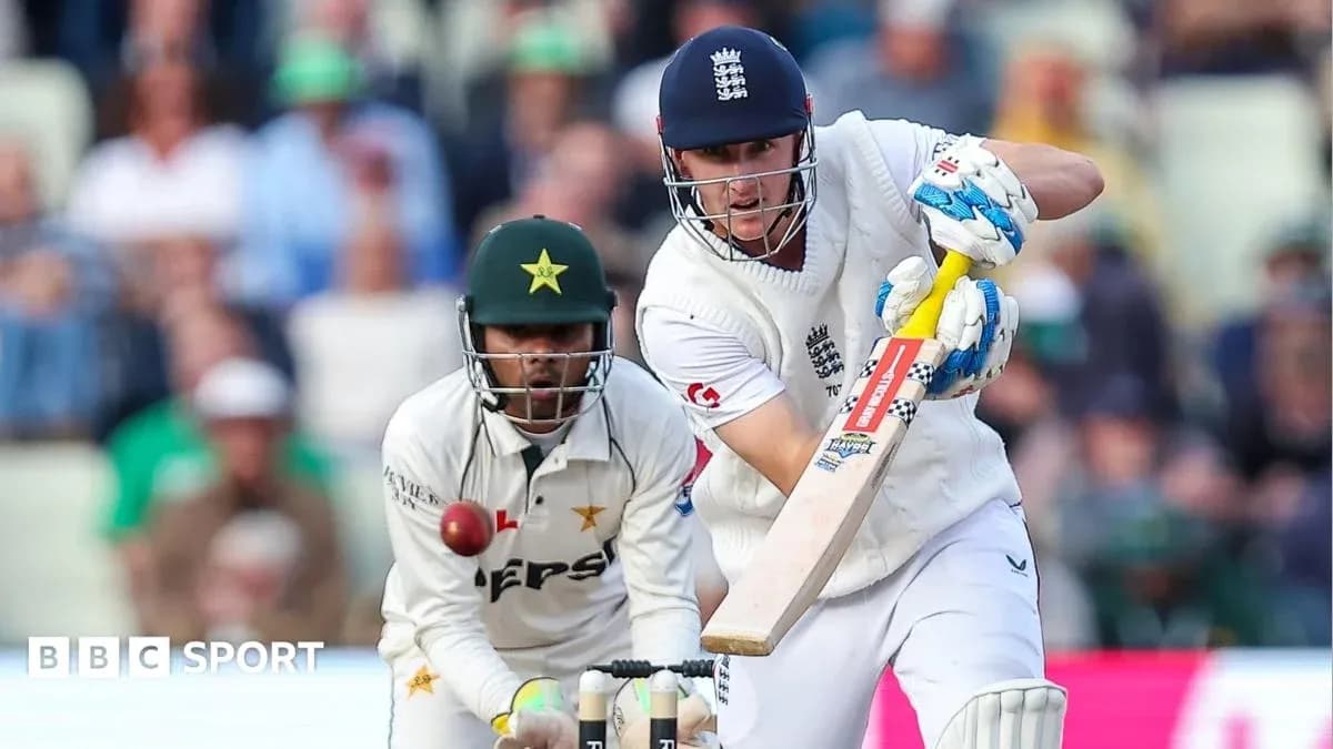 Joueur anglais frappant la balle pendant un match de cricket Joueur anglais frappant la balle pendant un match de cricket