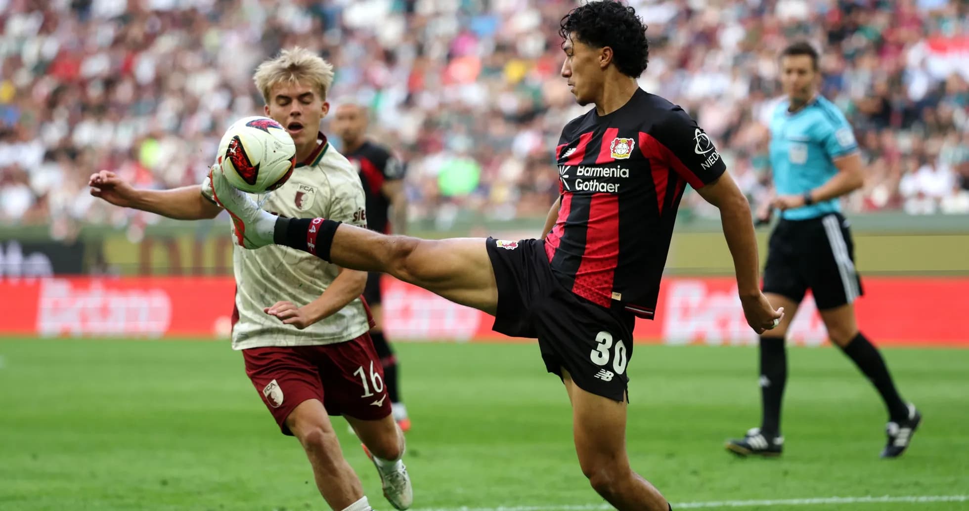 Joueur de Bayer 04 Leverkusen en action sur le terrain Joueur de Bayer 04 Leverkusen en action sur le terrain