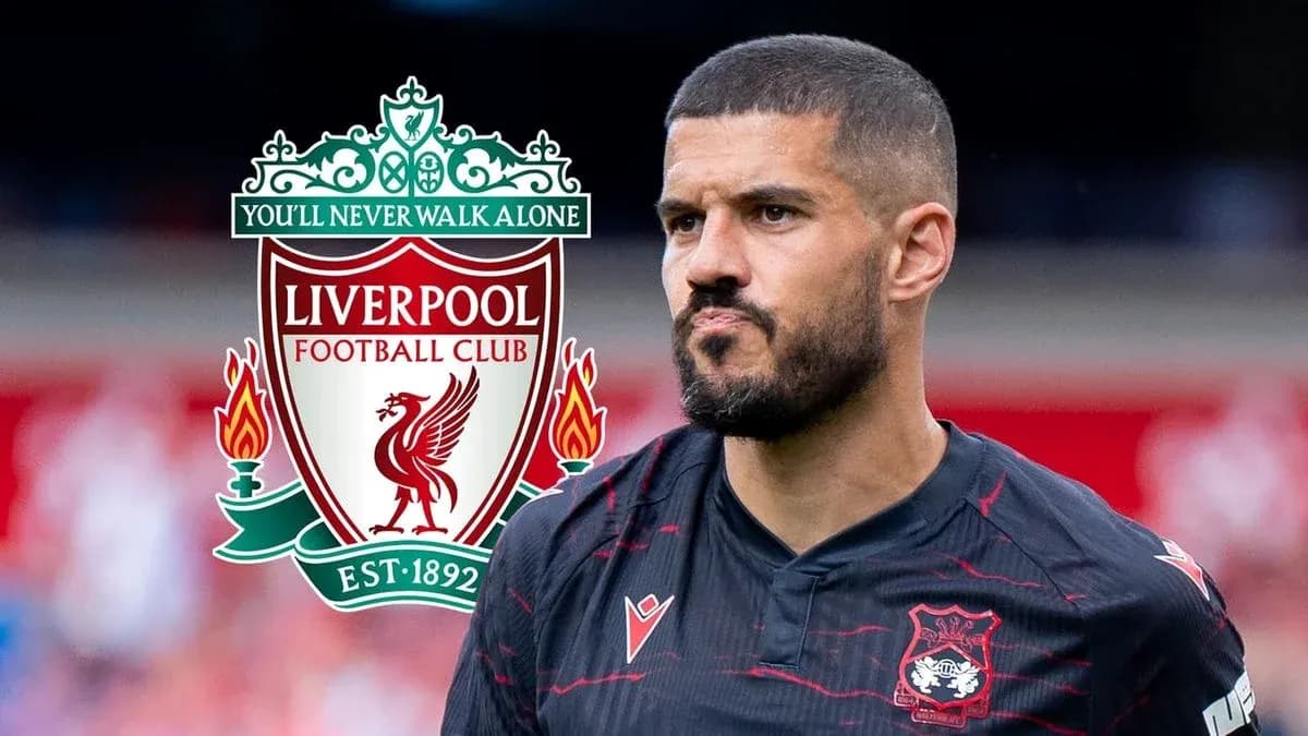 Joueur de football avec le logo de Liverpool en arrière-plan Joueur de football avec le logo de Liverpool en arrière-plan