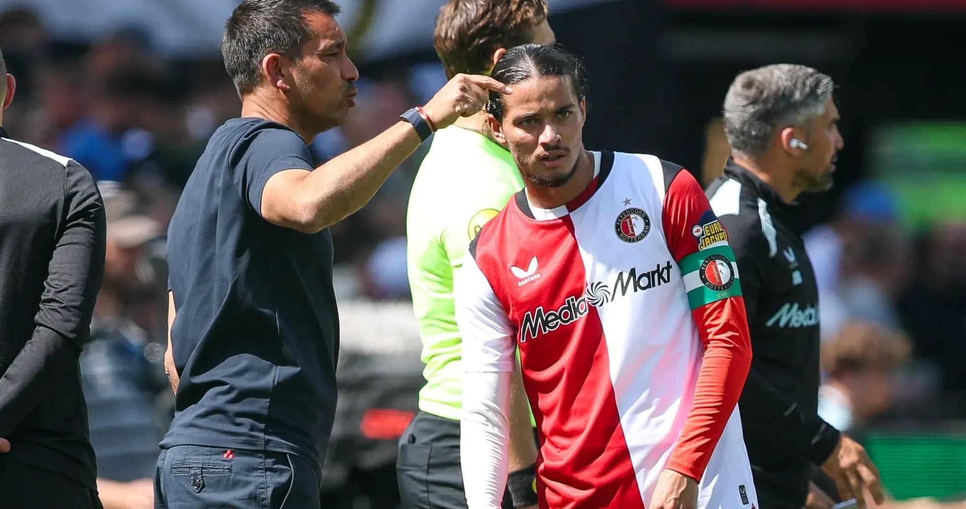 Entraîneur parlant à un joueur de Feyenoord Entraîneur parlant à un joueur de Feyenoord