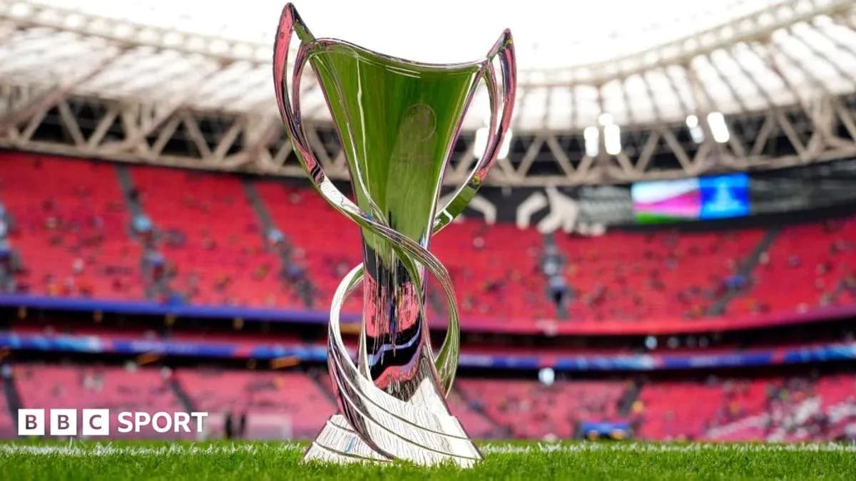 Trophée sur le terrain avant le match Trophée sur le terrain avant le match