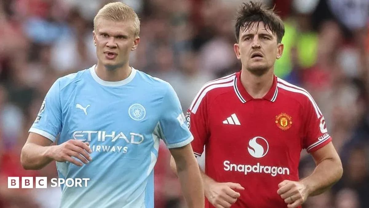 Joueurs de Manchester City et Manchester United en action Joueurs de Manchester City et Manchester United en action