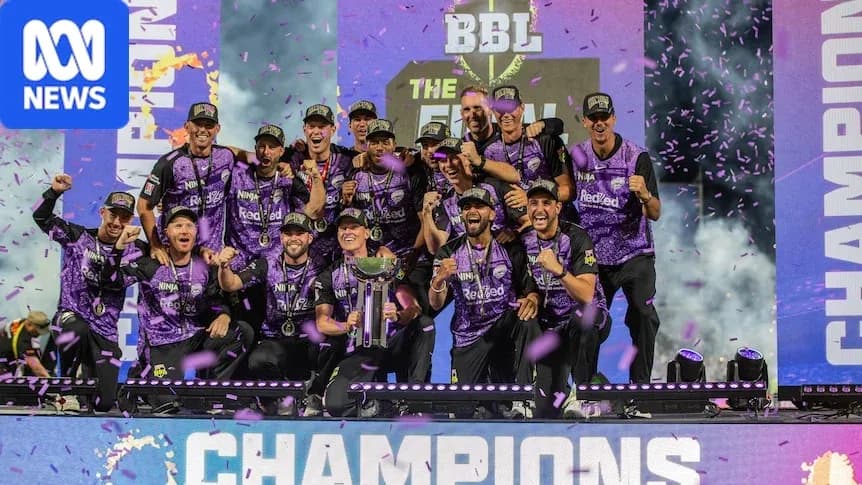 Équipe célébrant leur victoire avec le trophée Équipe célébrant leur victoire avec le trophée