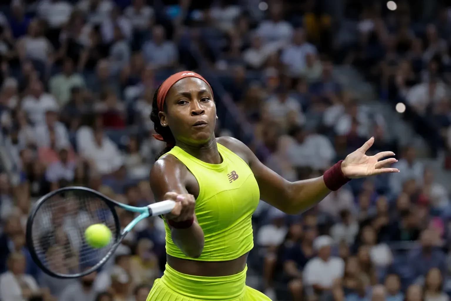 Joueuse de tennis frappant la balle lors d'un match Joueuse de tennis frappant la balle lors d'un match