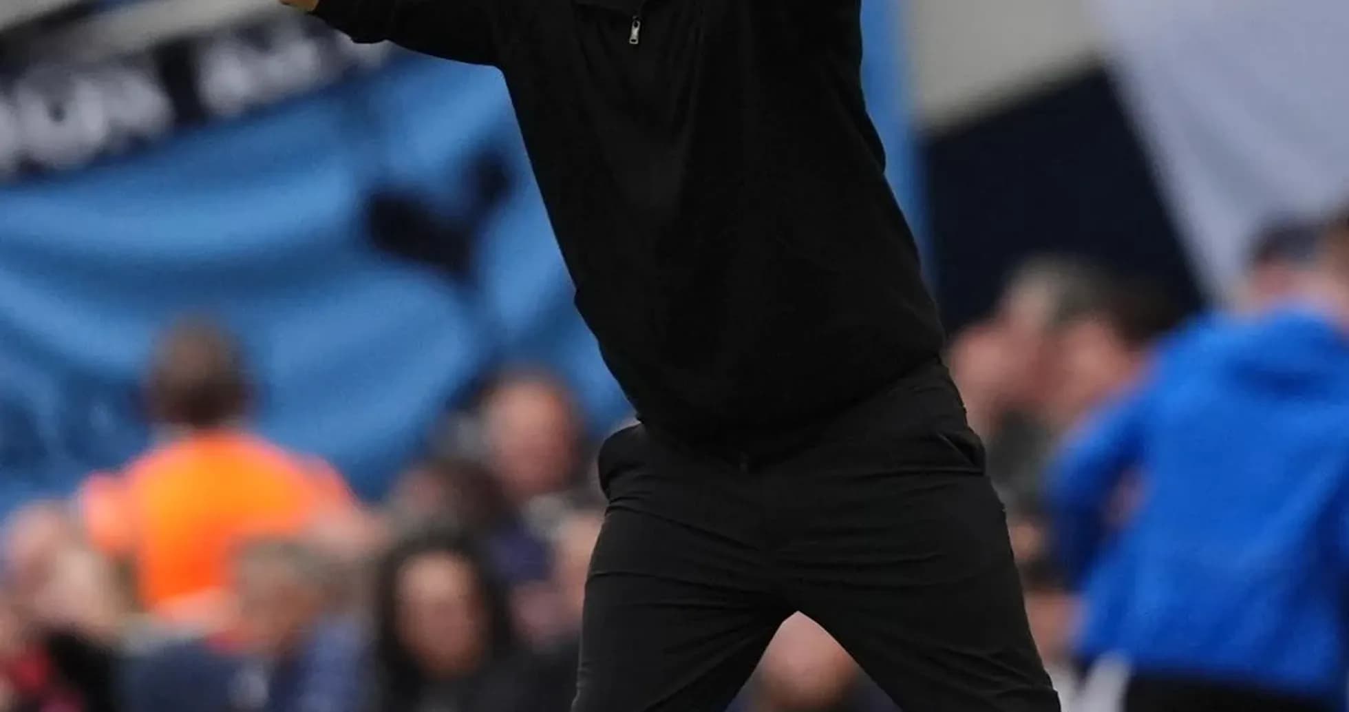 Entraîneur gesticulant sur la touche pendant un match Entraîneur gesticulant sur la touche pendant un match