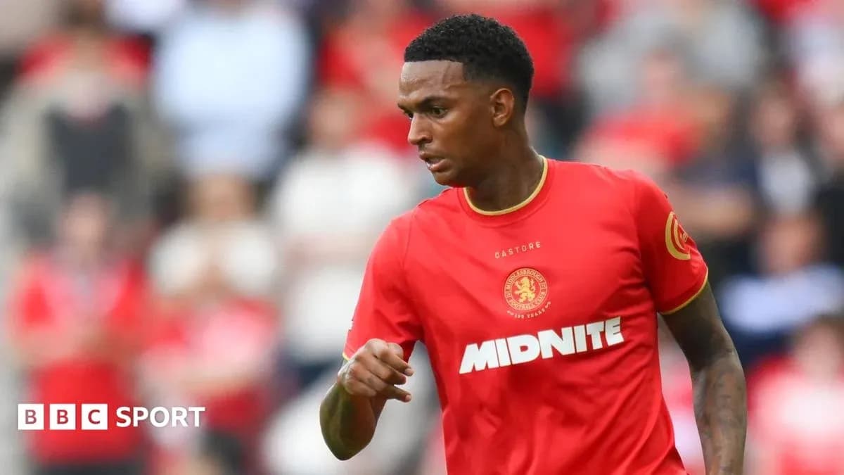 Joueur portant le maillot rouge de Middlesbrough en action Joueur portant le maillot rouge de Middlesbrough en action
