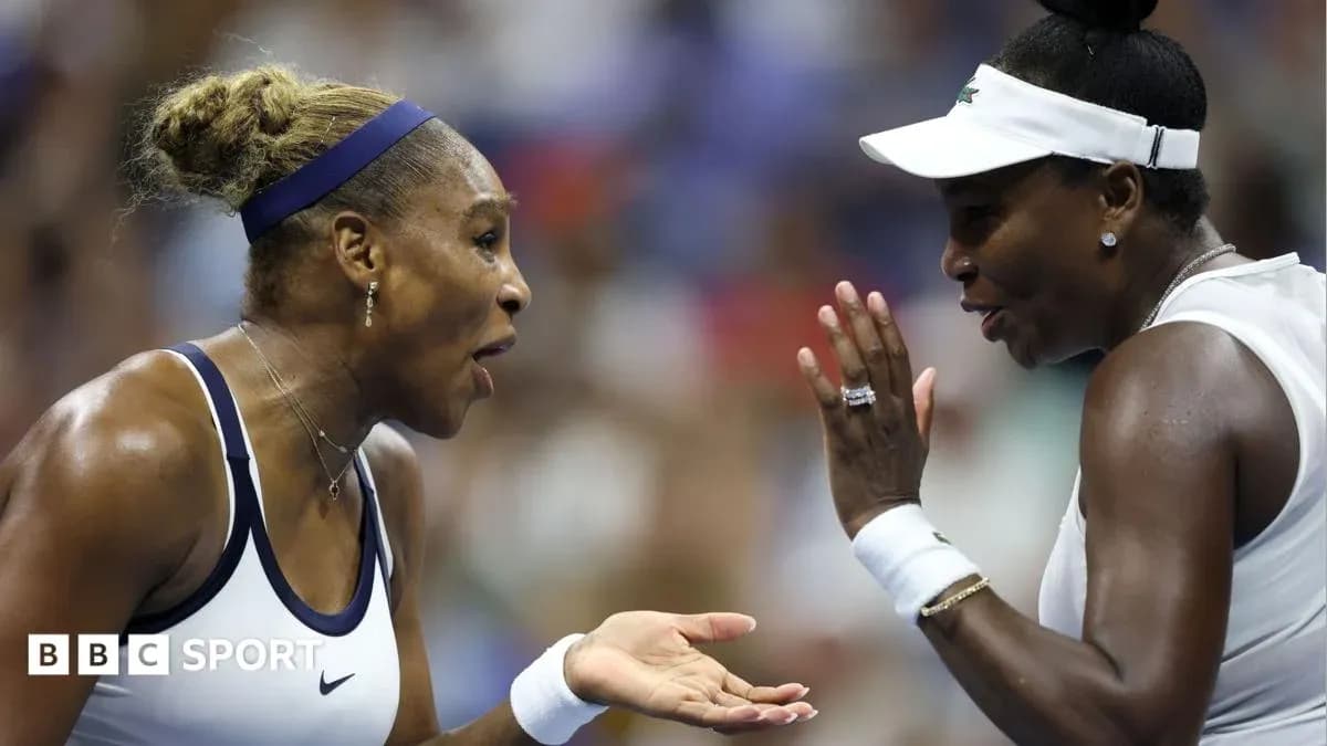 Serena et Venus Williams discutant sur le court Serena et Venus Williams discutant sur le court