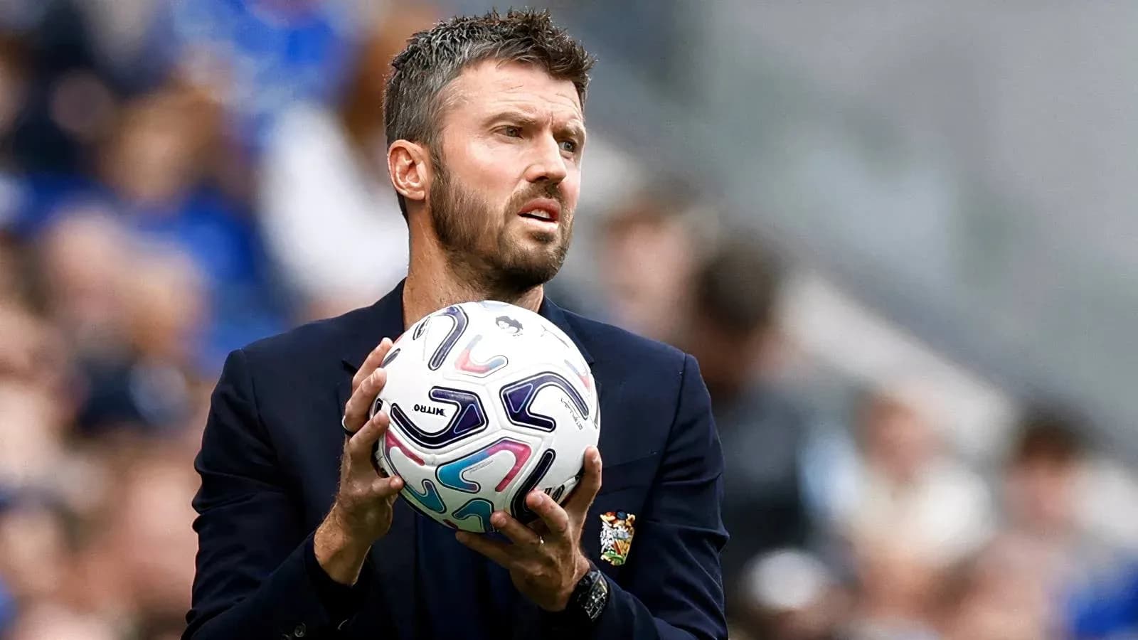 Entraîneur tenant un ballon sur la touche Entraîneur tenant un ballon sur la touche