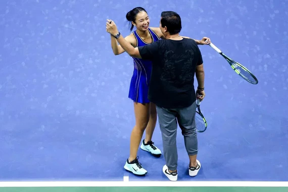 Joueuse célébrant avec son entraîneur sur le court Joueuse célébrant avec son entraîneur sur le court