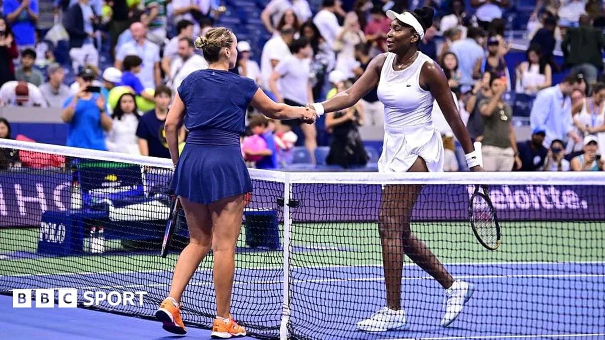 Joueuses se serrant la main après le match Joueuses se serrant la main après le match