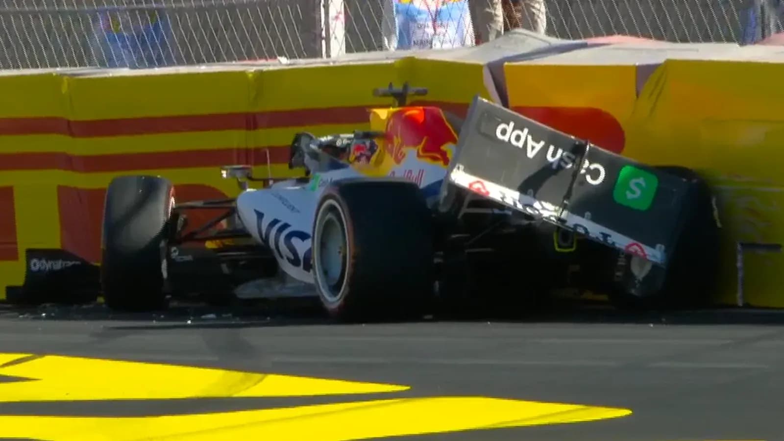 Voiture de course accidentée contre le mur de sécurité Voiture de course accidentée contre le mur de sécurité