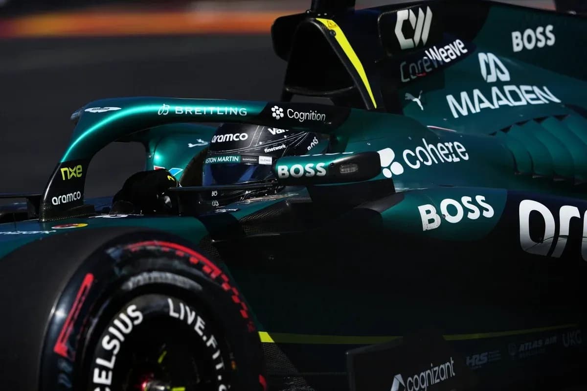 Pilote dans une voiture de Formule 1 Aston Martin Pilote dans une voiture de Formule 1 Aston Martin