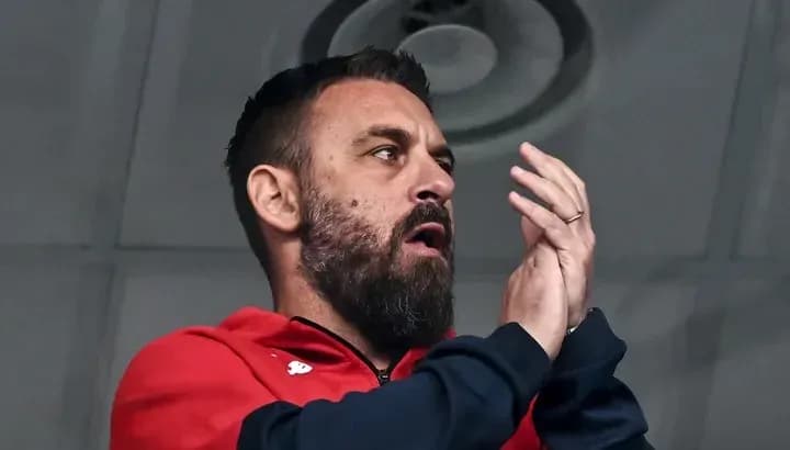 Homme applaudissant dans un stade Homme applaudissant dans un stade