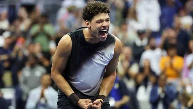 Joueur célébrant une victoire au tournoi de tennis Joueur célébrant une victoire au tournoi de tennis