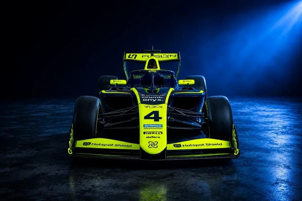 Voiture de course avec livrée jaune et noire Voiture de course avec livrée jaune et noire