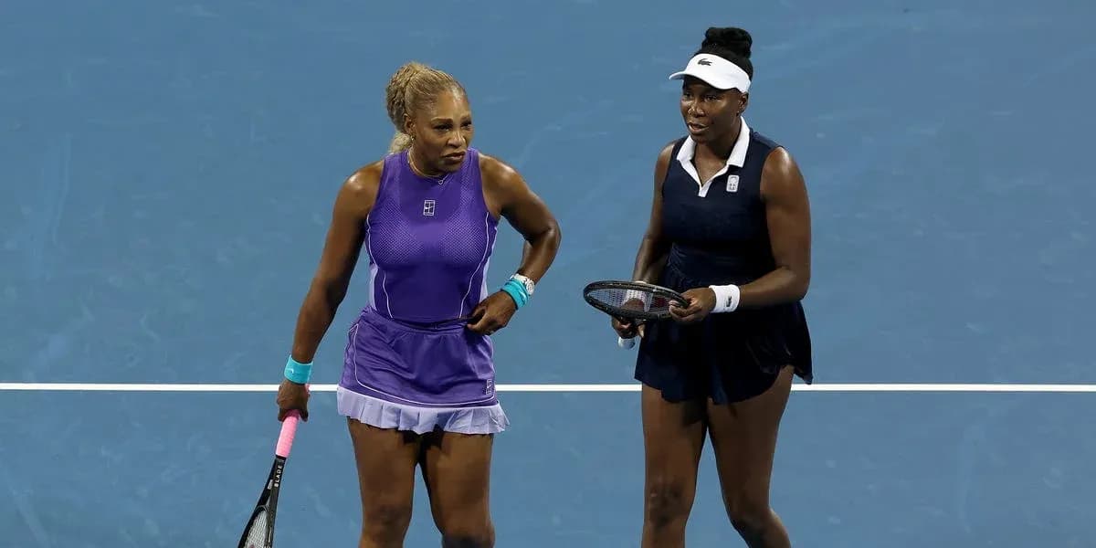 Serena et Venus Williams sur le court de tennis Serena et Venus Williams sur le court de tennis