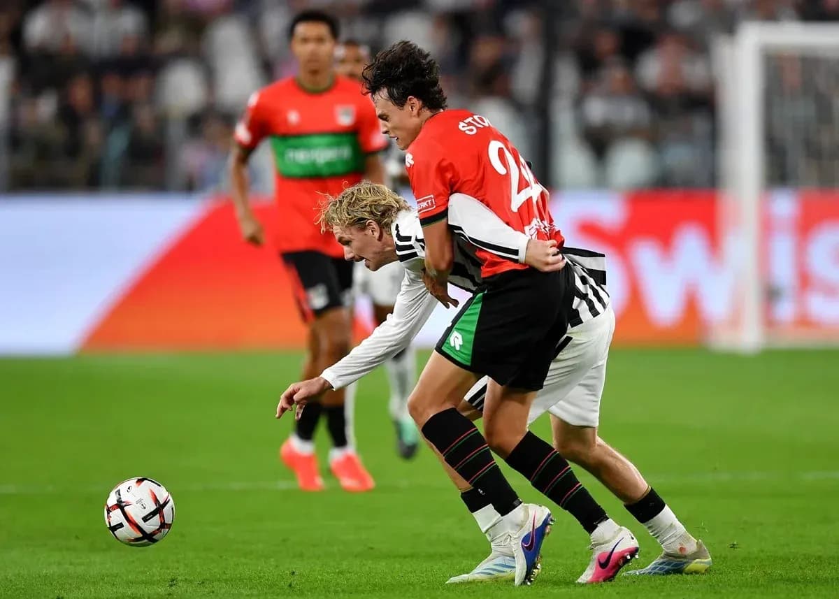 Deux joueurs en duel pour le ballon sur le terrain Deux joueurs en duel pour le ballon sur le terrain