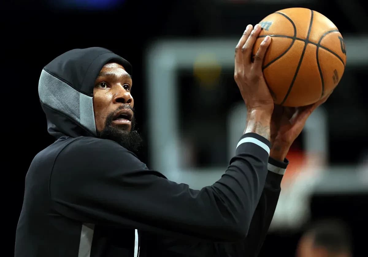 Joueur s'apprêtant à tirer au basket-ball Joueur s'apprêtant à tirer au basket-ball