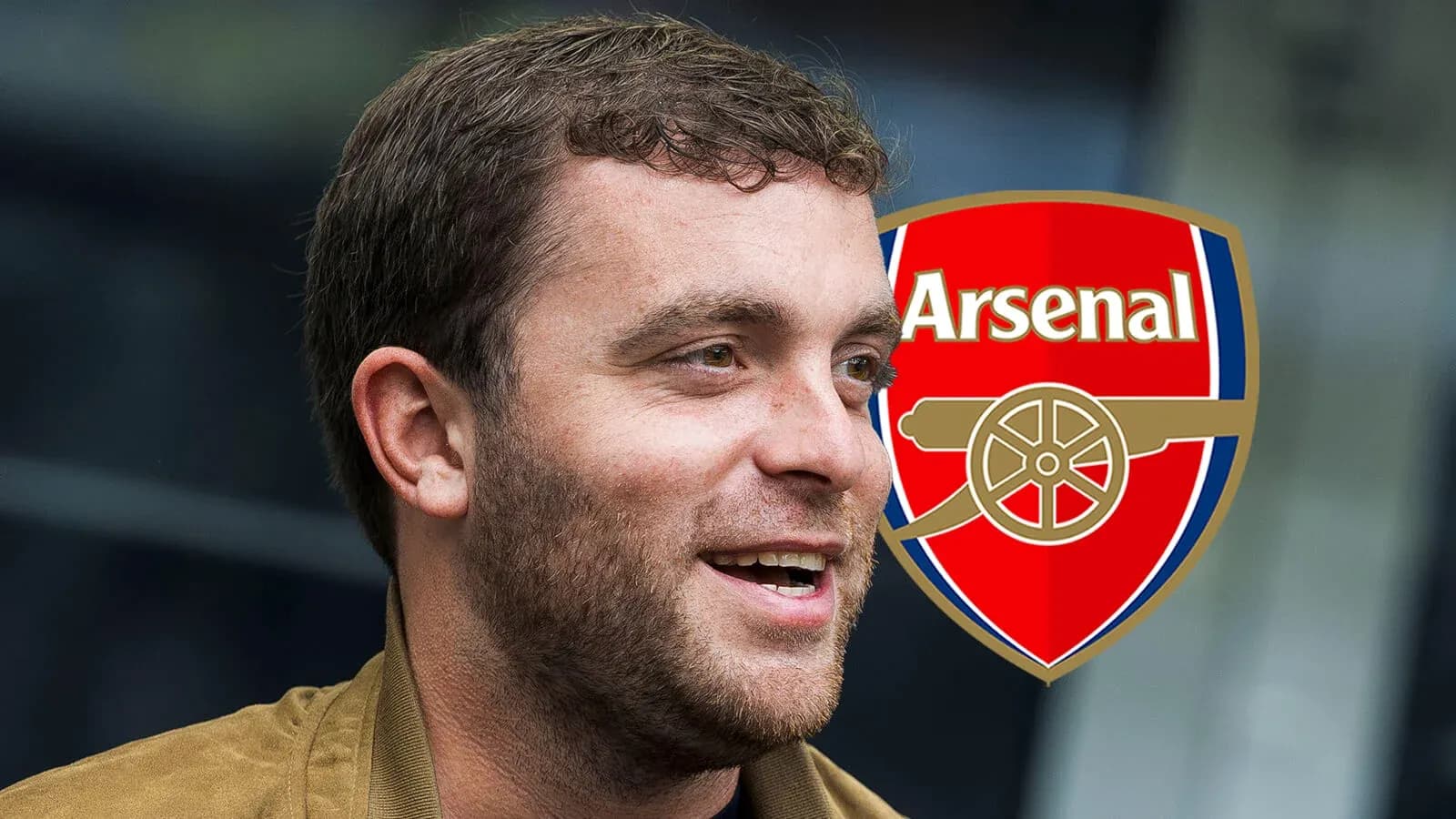 Homme souriant avec le logo d'Arsenal en arrière-plan Homme souriant avec le logo d'Arsenal en arrière-plan