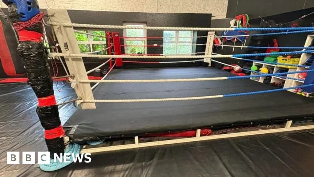 Ring de boxe vide avec équipements de sport autour Ring de boxe vide avec équipements de sport autour