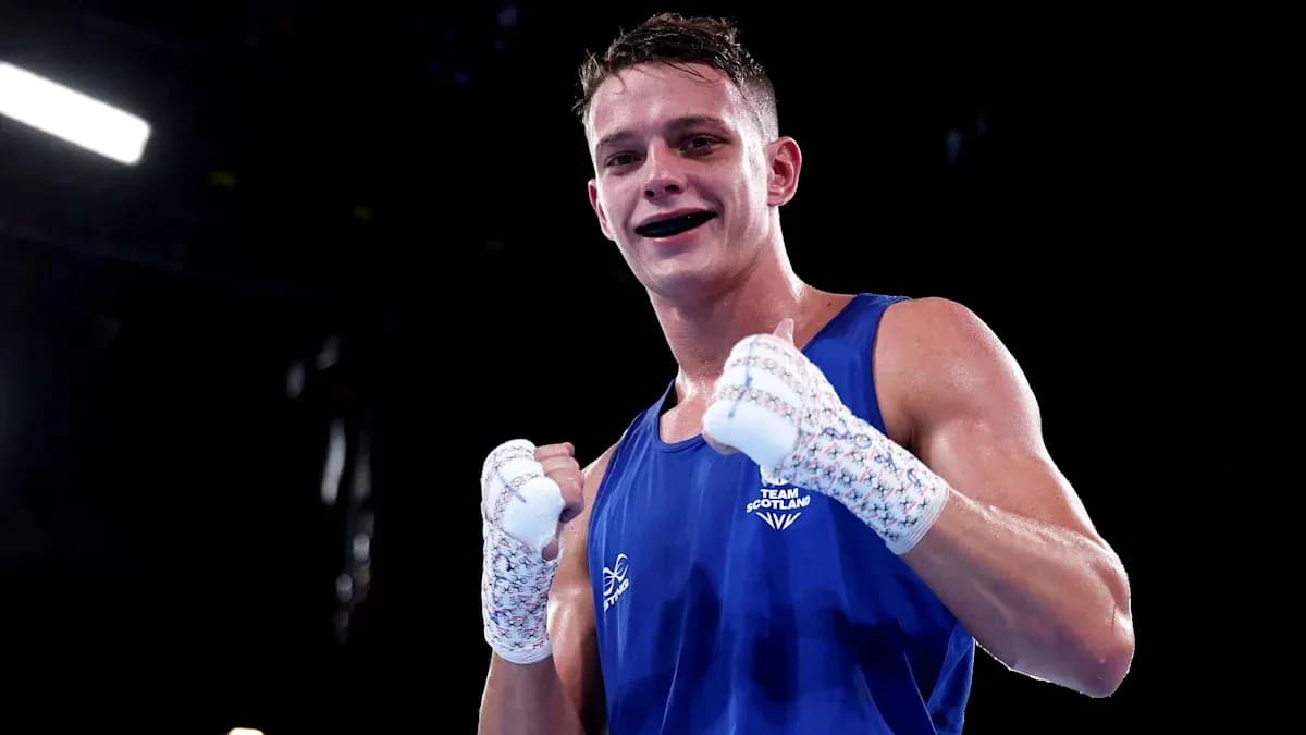 Boxeur en bleu célébrant après un match Boxeur en bleu célébrant après un match